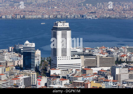 Hochhaus-Hilton-Hotel in der Innenstadt von Konak, Blick von Burg Kadifekale, Kadifekale, Izmir, İzmir Provinz Stockfoto