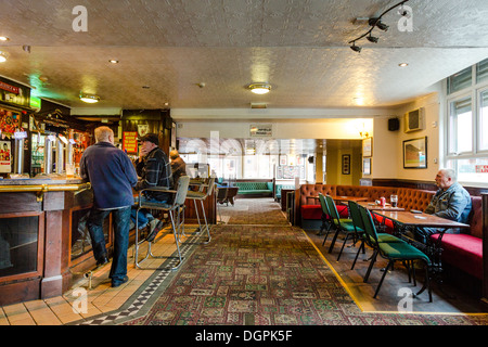 Kunden in der Schamgegend Parkhaus gegenüber der Kop, Anfield Road, Liverpool, UK. Das Gebiet ist für die Sanierung von LFC vorgesehen. Stockfoto