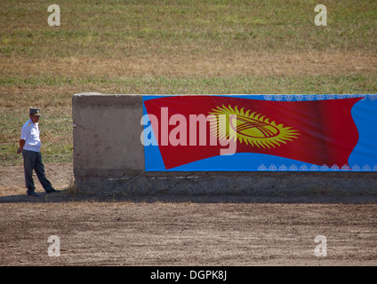 Nationalflagge an der Wand während das Pferdespiel der Nationalfeiertag, Bischkek, Kirgisistan Stockfoto