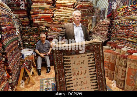 Männer in einem Teppichhändler speichern, Kemeralti, Izmir, İzmir Provinz, Ägäis, Türkei Stockfoto