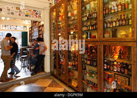 Verschiedenen Bier Flaschen in Vitrinen Bar Varuna Gezgin, Alsancak, Izmir, İzmir Provinz, Ägäis, Türkei Stockfoto