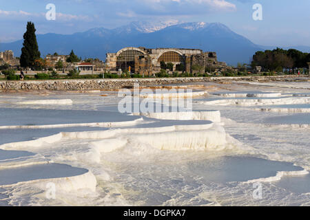 Travertin-Terrassen von Pamukkale und Hierapolis Archeological Museum, Hierapolis, in der Nähe von Pamukkale, Provinz Denizli Stockfoto