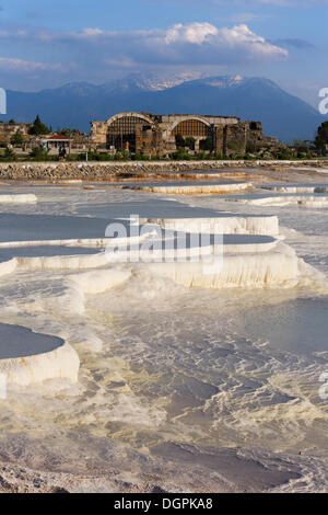 Travertin-Terrassen von Pamukkale und Hierapolis Archeological Museum, Hierapolis, in der Nähe von Pamukkale, Provinz Denizli Stockfoto