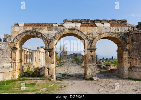 Domitian Tor und Straße mit Kolonnade, antiken Stadt Hierapolis, Hierapolis, in der Nähe von Pamukkale, Provinz Denizli, Ägäis Stockfoto