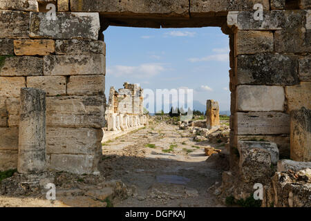 Byzantinische Tor und Arkaden, antiken Stadt Hierapolis, Hierapolis, in der Nähe von Pamukkale, Provinz Denizli, ägäische Region, Türkei Stockfoto