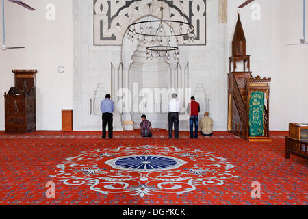 Muslime beten in den Gebetsraum der İsabey Moschee, Selçuk, İzmir Provinz, ägäische Region, Türkei Stockfoto