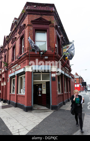 Eingang des Park Pub gegenüber The Kop, Anfield Road, Liverpool, UK. Stockfoto