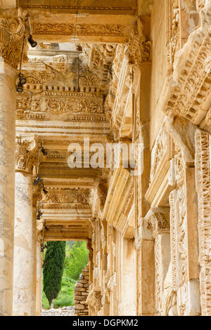 Kunstvollen Dekorationen auf der obersten Etage der Bibliothek von Celsus, Ephesus, Selçuk, İzmir Provinz, Ägäis, Türkei Stockfoto