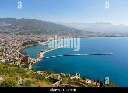 Altstadt von Alanya mit dem Hafen und Kızıl Kule oder roten Turm, Blick vom Burgberg, Alanya, türkische Riviera Stockfoto