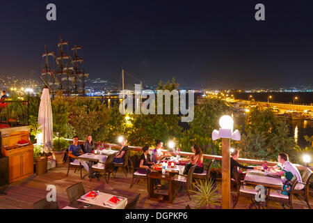 Restaurant am Hafen in der Nacht, mediterranen Region, Türkei, Provinz Antalya, Alanya, türkische Riviera Stockfoto