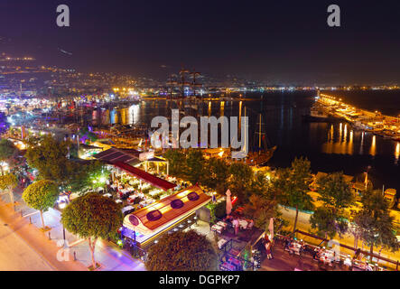 Restaurants am Hafen in der Nacht, mediterranen Region, Türkei, Provinz Antalya, Alanya, türkische Riviera Stockfoto