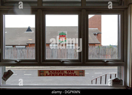 Blick durch ein Fenster von The Park Pub, Anfield Road, Liverpool, UK Stockfoto