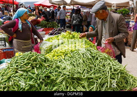 Marktstand mit Bohnen, wöchentlichen Bauernmarkt, Muğla, Provinz Muğla, Ägäis, Türkei Stockfoto