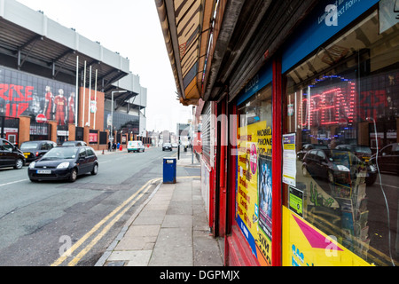 Ladenfront an der Walton Breck Road gegenüber Liverpool FC. Taxis warten Besucher ins Stadion in die Innenstadt nehmen. Stockfoto