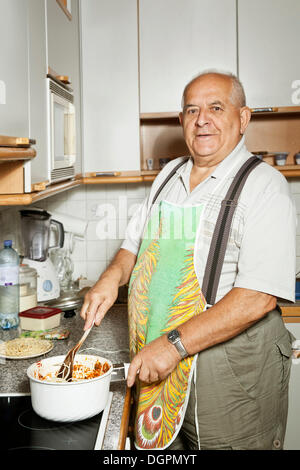 Älterer Mann in der Küche Stockfoto