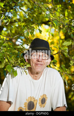 Mann im Garten, portrait Stockfoto