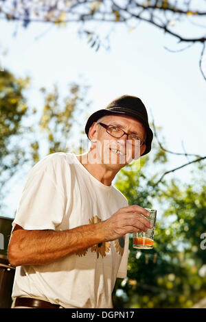 Mann mit frisch gepressten Apfelsaft Stockfoto