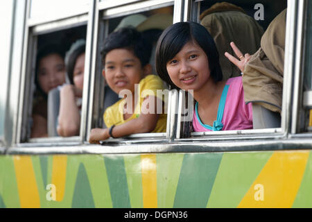 Schulmädchen auf einen Bus, Bago, Bago Stadt, Bago, Birma, Myanmar Stockfoto