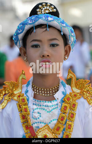 Buddhistische Mädchen verkleidet, die Novitiation Zeremonie feiern Mahamuni Pagode, Mandalay, Mandalay, Myanmar, Burma Stockfoto