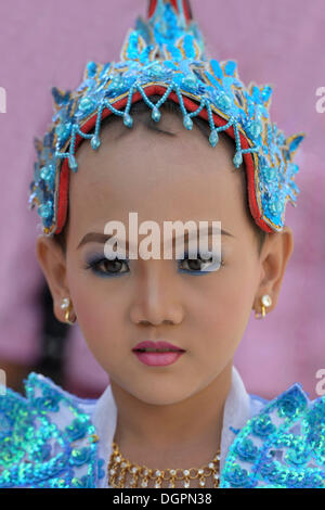 Buddhistische Mädchen verkleidet, die Novitiation Zeremonie feiern Mahamuni Pagode, Mandalay, Mandalay, Myanmar, Burma Stockfoto