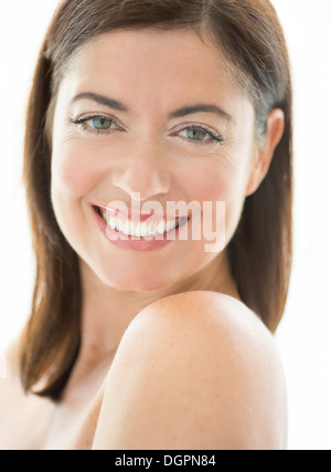 Porträt einer schönen Reife Dame mit einem Lächeln in die Kamera schaut Stockfoto