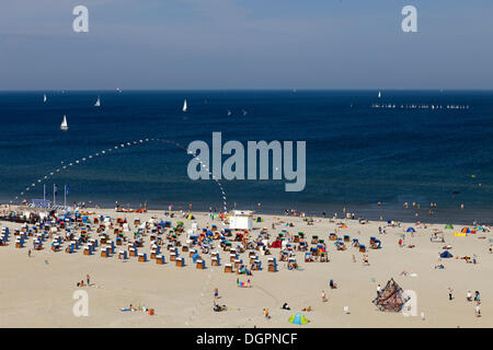 Blick aus einem alten Leuchtturm am Strand auf die Ostsee in Warnemünde, Mecklenburg-Vrpommern Stockfoto