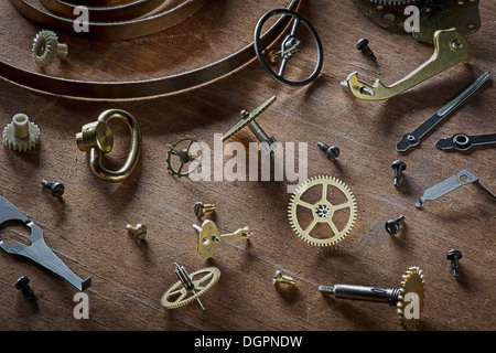 Uhrenbestandteile auf Holz Werkbank Stockfoto