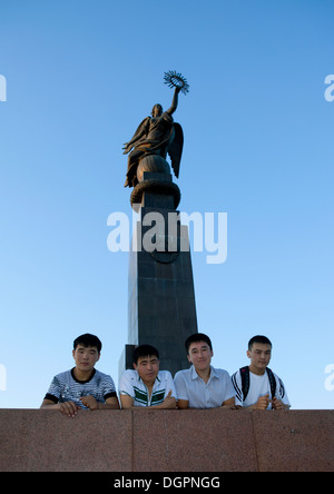 Jugendliche unter der Erkindik-Statue auf Ala auch quadratisch, Bischkek, Kirgisistan Stockfoto