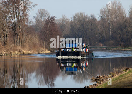 Frachtschiff schwimmt auf der Havel-Kanal in der Nähe von Wustermark Havelland Region, Brandenburg Stockfoto