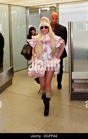 Berlin, Deutschland. 23. Oktober 2013. Lady Gaga kommt am Flughafen Berlin-Tegel am 23. Oktober 2013 in Berlin, Deutschland. Bildnachweis: Dpa/Alamy Live-Nachrichten Stockfoto