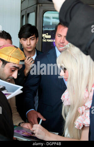 Berlin, Deutschland. 23. Oktober 2013. Lady Gaga kommt am Flughafen Berlin-Tegel am 23. Oktober 2013 in Berlin, Deutschland. Bildnachweis: Dpa/Alamy Live-Nachrichten Stockfoto