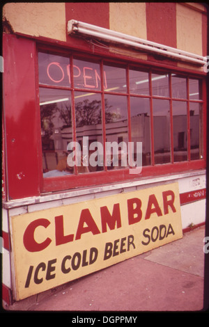 SNACK-BAR IM SOMMER GEMEINSCHAFT VON BROAD CHANNEL AUF JAMAICA BAY. BUCHT MUSCHELN SIND DIE SPEZIALITÄT DES HAUSES 547892 Stockfoto