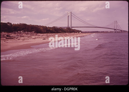 DIE VERRAZANO-NARROWS-BRÜCKE ÜBERQUERT NEW YORK BAY UND VERBINDET STATEN ISLAND UND BROOKLYN 547828 Stockfoto