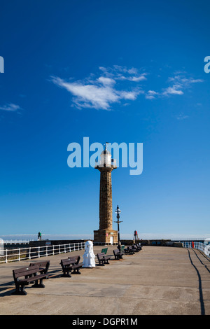 Leuchtturm auf der West Pier in Whitby, North Yorkshire. Stockfoto