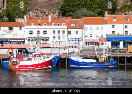 Angelboote/Fischerboote am Hafen von Whitby, North Yorkshire. Stockfoto