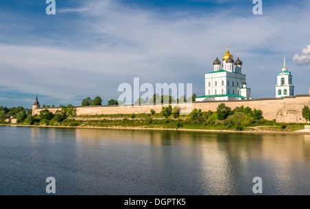 Pskower Kreml (Krom) und der orthodoxen Kirche der Dreifaltigkeit, Russland Stockfoto