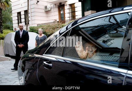 Ökumenischer Patriarch Bartholomew besucht das türkische Konsulat und das Atatürk-Museum in Thessaloniki, Griechenland am 24. Oktober 2013. Der Ökumenische Patriarch traf sich mit der türkischen Konsul Tugrul Biltekin, die ihn an das Museum Kemal Atatürk tourten. Stockfoto