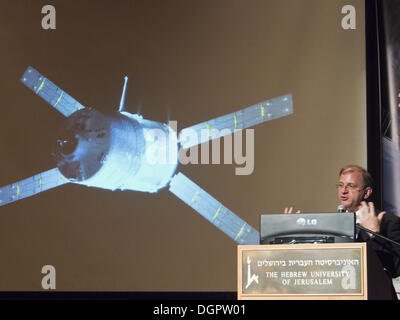 Jerusalem, Israel. 24. Oktober 2013. European Space Agency ATV-4 Mission Manager, ALBERTO NOVELLI, führt Automated Transfer Fahrzeuge in Hebrew University Studenten und spricht über die internationale Raumstation ISS und Aspekte der bemannten Raumfahrt und Exploration vor einem live-video-Konferenz mit italienische ESA-Astronaut, Parmitano, von der internationalen Raumstation ISS. Bildnachweis: Nir Alon/ZUMAPRESS.com/Alamy Live-Nachrichten Stockfoto