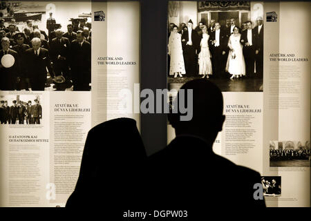 Ökumenischer Patriarch Bartholomew besucht das türkische Konsulat und das Atatürk-Museum in Thessaloniki, Griechenland am 24. Oktober 2013. Der Ökumenische Patriarch traf sich mit der türkischen Konsul Tugrul Biltekin, die ihn an das Museum Kemal Atatürk tourten. Stockfoto