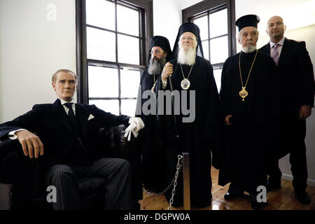 Ökumenischer Patriarch Bartholomew besucht das türkische Konsulat und das Atatürk-Museum in Thessaloniki, Griechenland am 24. Oktober 2013. Der Ökumenische Patriarch traf sich mit der türkischen Konsul Tugrul Biltekin, die ihn an das Museum Kemal Atatürk tourten. Stockfoto