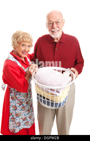 Ältere Mann hilft seiner Frau mit der Wäsche. Isoliert auf weiss. Stockfoto