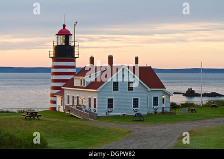 Ersten Morgensonne auf West Quoddy Head Lighthouse, der oestlichste Punkt in den Vereinigten Staaten, in Quoddy Head State Park, Maine Stockfoto