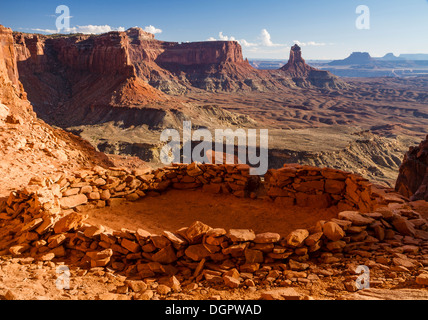 "False Kiva" Klasse 2 archäologische Stätte im Canyonlands National Park, mit Blick auf Candlestick Tower im Hintergrund Stockfoto