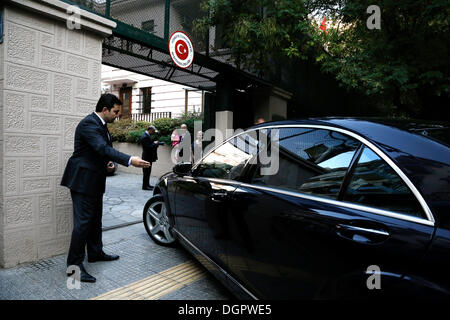 Ökumenischer Patriarch Bartholomew besucht das türkische Konsulat und das Atatürk-Museum in Thessaloniki, Griechenland am 24. Oktober 2013. Der Ökumenische Patriarch traf sich mit der türkischen Konsul Tugrul Biltekin, die ihn an das Museum Kemal Atatürk tourten. Stockfoto