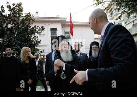 Ökumenischer Patriarch Bartholomew besucht das türkische Konsulat und das Atatürk-Museum in Thessaloniki, Griechenland am 24. Oktober 2013. Der Ökumenische Patriarch traf sich mit der türkischen Konsul Tugrul Biltekin, die ihn an das Museum Kemal Atatürk tourten. Stockfoto