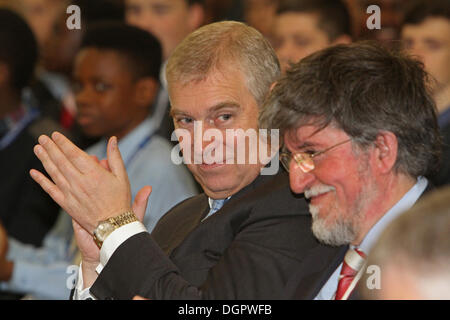 Greenwich, UK, 24. Oktober 2013, Andrew, Duke of York begrüßt eine Rede bei der Eröffnung der Royal Greenwich University technischen Colleg Credit: Keith Larby/Alamy Live News Stockfoto