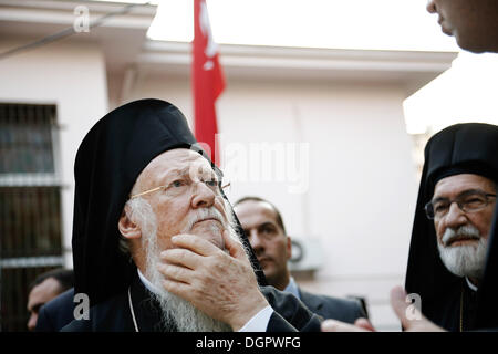 Ökumenischer Patriarch Bartholomew besucht das türkische Konsulat und das Atatürk-Museum in Thessaloniki, Griechenland am 24. Oktober 2013. Der Ökumenische Patriarch traf sich mit der türkischen Konsul Tugrul Biltekin, die ihn an das Museum Kemal Atatürk tourten. Stockfoto