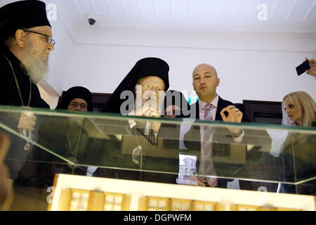 Ökumenischer Patriarch Bartholomew besucht das türkische Konsulat und das Atatürk-Museum in Thessaloniki, Griechenland am 24. Oktober 2013. Der Ökumenische Patriarch traf sich mit der türkischen Konsul Tugrul Biltekin, die ihn an das Museum Kemal Atatürk tourten. Stockfoto