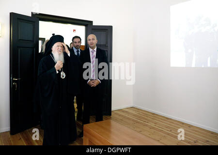 Ökumenischer Patriarch Bartholomew besucht das türkische Konsulat und das Atatürk-Museum in Thessaloniki, Griechenland am 24. Oktober 2013. Der Ökumenische Patriarch traf sich mit der türkischen Konsul Tugrul Biltekin, die ihn an das Museum Kemal Atatürk tourten. Stockfoto