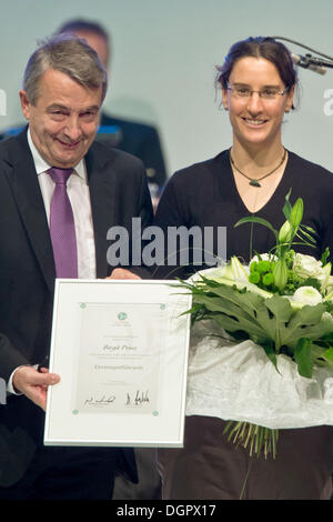 Nürnberg, Deutschland. 24. Oktober 2013. Rekord Fußballspieler und Doppel-Weltmeister Birgit Prinz ist ehrenamtlicher Mannschaftskapitän ernannt und erhält ein Zertifikat von DFB-Präsident Wolfgang Niersbach beim DFB-Bundestag, der höchste Rat der deutschen Fußball-Bundes, treffen alle drei Jahre im Convention Center in Nürnberg, 24. Oktober 2013. Foto: Daniel Karmann/Dpa/Alamy Live News Stockfoto